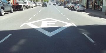 Qué significa la señal de tránsito con una E en un rombo marcada en el pavimento y por qué es de vital importancia.