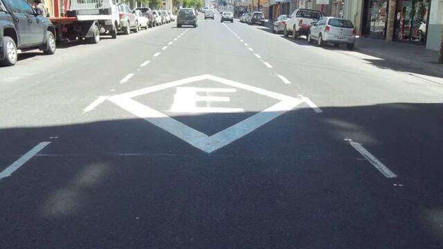 Qué significa la señal de tránsito con una E en un rombo marcada en el pavimento y por qué es de vital importancia.