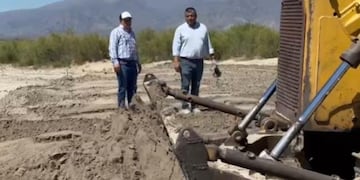 El comisionado comunal, Gerardo Morales, visita las obras en el Río Santa María, junto al intendente de Tafí del Valle, Francisco Caliva.
