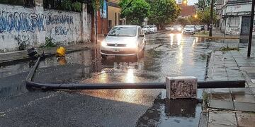 Un automovilista chocó contra un semáforo en Salta y Saavedra y la columna cayó sobre la calzada bajo la lluvia. (UNO Santa Fe)