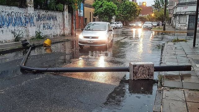 Un automovilista chocó contra un semáforo en Salta y Saavedra y la columna cayó sobre la calzada bajo la lluvia. (UNO Santa Fe)