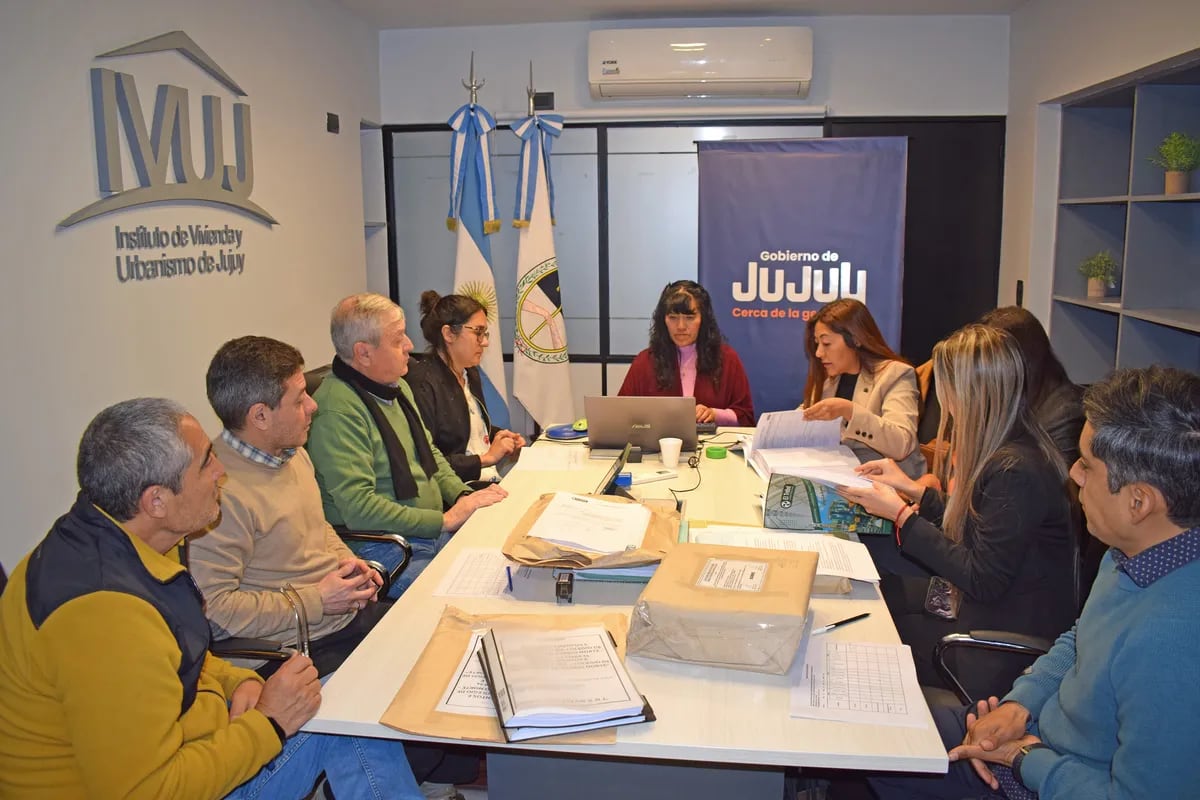 Presenciaron el trámite en el IVUJ el presidente del organismo, José Luis Paiquez y el vocal técnico, Sergio Soria; el presidente del Colegio de Ingenieros de Jujuy, Sergio Aramayo; la coordinadora jurídica del IVUJ, Belén Muñoz; la escribana de Gobierno, María Laura Corimayo; personal de Fiscalía de Estado, y representantes de las empresas oferentes.