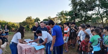 Hicieron entrega de Personería Jurídica a Escuelitas de Fútbol en barrios de Iguazú.