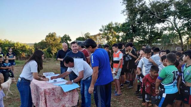 Hicieron entrega de Personería Jurídica a Escuelitas de Fútbol en barrios de Iguazú.