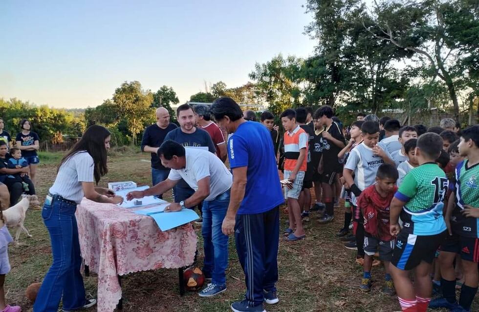 Hicieron entrega de Personería Jurídica a Escuelitas de Fútbol en barrios de Iguazú