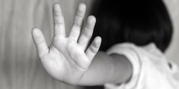 Un hombre y su pareja y madre de dos hijas menores fueron detenidos al descubrirse que ambas niñas fueron embarazadas por el padrastro. Gentileza