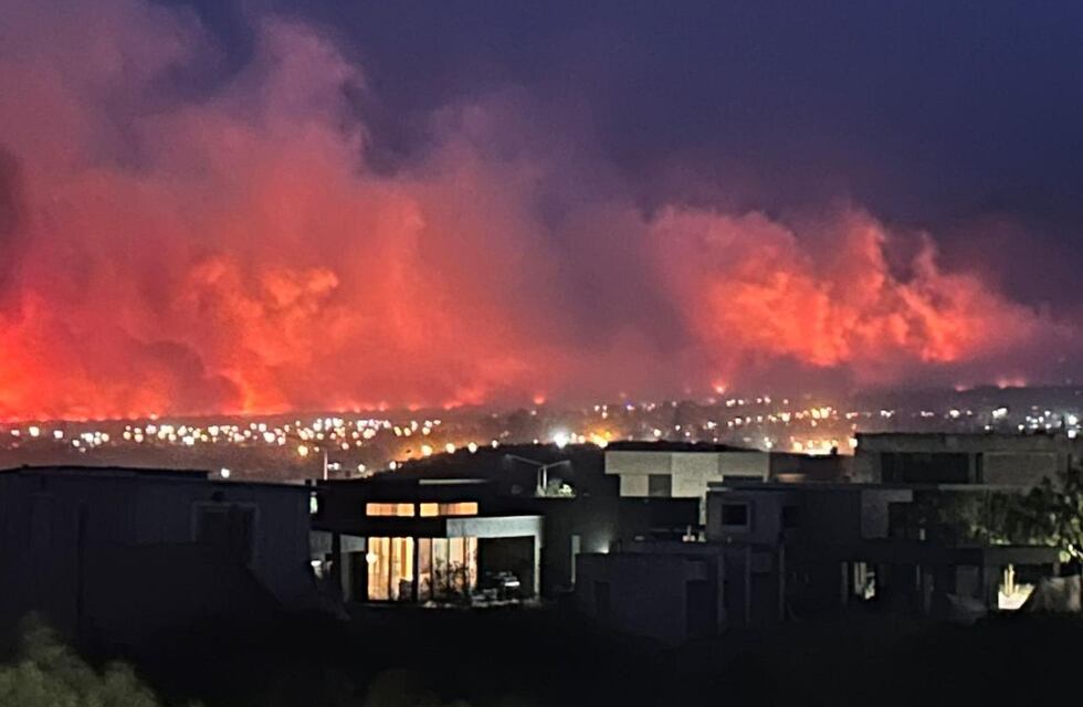 Impresionantes imagenes del voraz incendio en el piedemonte mendocino que avanzó por el Zonda en pocas horas