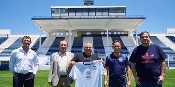 Directivos de ambos clubes, tras la firma del acuerdo entre Talleres y Las Palmas.