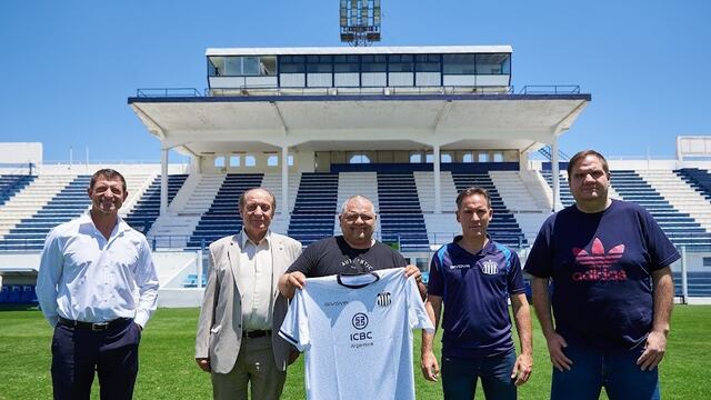 Directivos de ambos clubes, tras la firma del acuerdo entre Talleres y Las Palmas.
