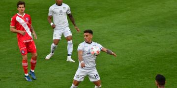 Enzo Díaz, el lateral con gol de Talleres, en duda por un golpe en el tobillo (Federico López Claro).