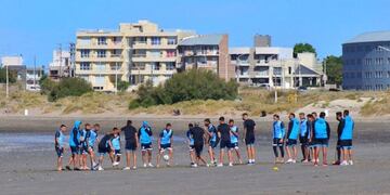El plantel Celeste entrenó en la Patagonia y quiere enderezar el barco ante Brown