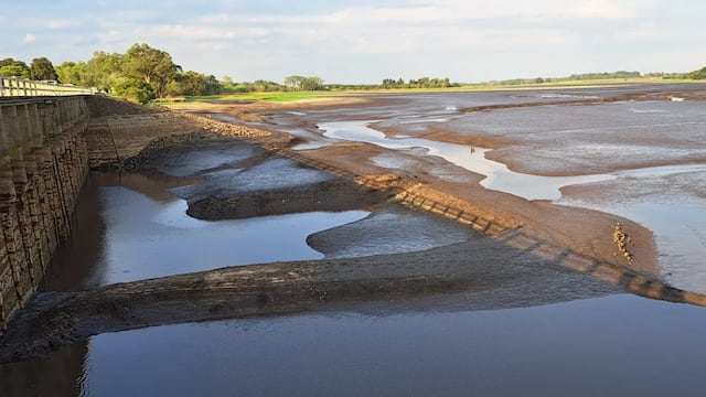 Embalse seco de Canelón Grande y del puente-presa al norte de Canelones, en el sur de Uruguay. Foto: Los Andes.