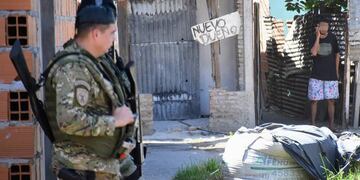 En el barrio Los Pumitas destrozaron y saquearon varias viviendas tras el asesinato.