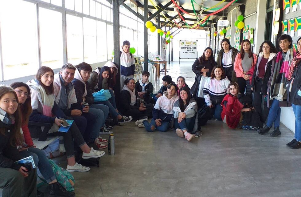 Alumnos de la EES Nº1 visitaron y recorrieron el CCE
