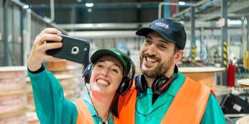 El objetivo es que los residentes como  turistas tengan la posibilidad de ver desde adentro el trabajo que se lleva adelante en las plantas 3, 5 y 6 de la empresa Newsan.