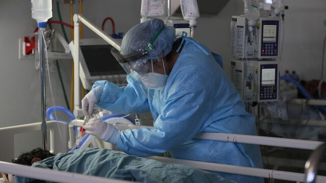 Médicos en México atienden pacientes con Covid-19