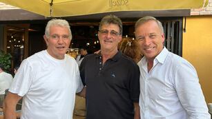 Mario Kempes en Qatar, junto a Andrés Fassi y otro campeón del mundo, Jorge Burruchaga (La Voz archivo).