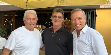 Mario Kempes en Qatar, junto a Andrés Fassi y otro campeón del mundo, Jorge Burruchaga (La Voz archivo).