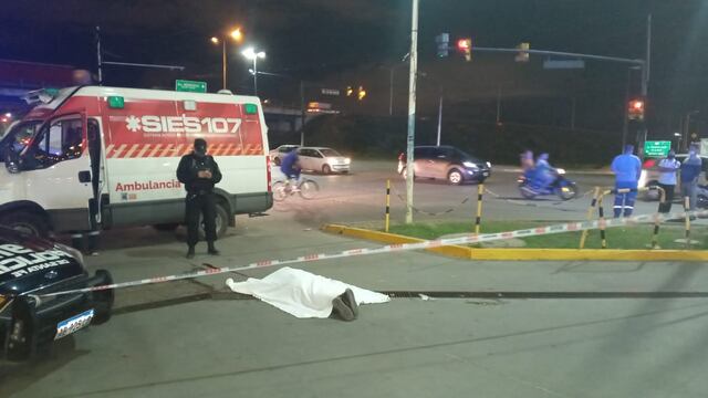 El cuerpo quedó tendido a metros del cruce de la colectora oeste.