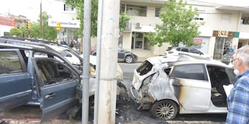 Dos autos incinerados en barrio General Paz.