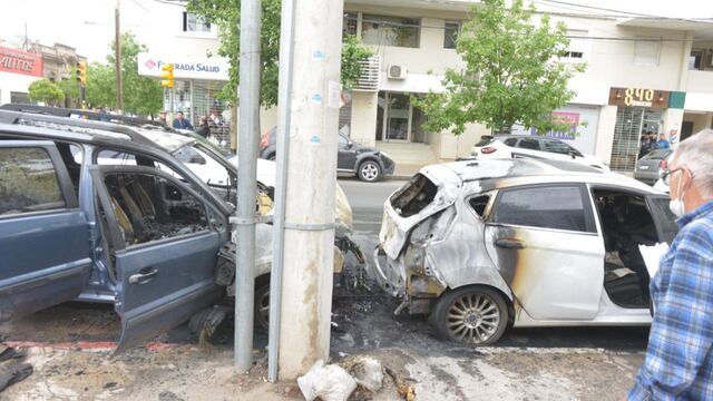 Dos autos incinerados en barrio General Paz.