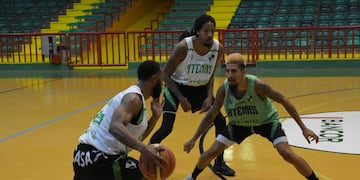 James McPherson, con la pelota, espera la cortina de Gregoryshon Magee. Los dos nuevos extranjeros de Atenas (Prensa Atenas).