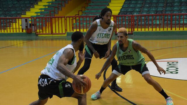 James McPherson, con la pelota, espera la cortina de Gregoryshon Magee. Los dos nuevos extranjeros de Atenas (Prensa Atenas).