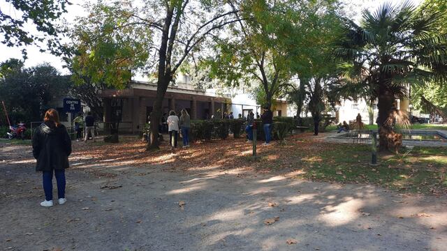 Larga fila para testearse en el Parque Municipal