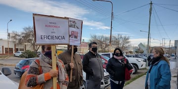 Docentes de Caleta Olivia reclaman frente a la Dirección Regional de Educación Zona Norte por no obtener respuestas.