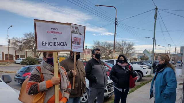 Docentes de Caleta Olivia reclaman frente a la Dirección Regional de Educación Zona Norte por no obtener respuestas.