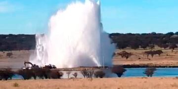 La rotura se veía como un géiser al costado de la ruta (El Diario)