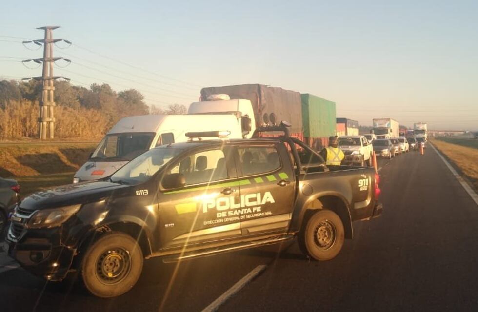 Tres choques y corte en Autopista Rosario-Buenos Aires: mueren dos camioneros