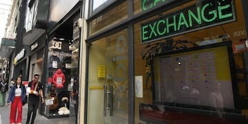 Suba del dólar. (Enrique García Medina / Clarín)