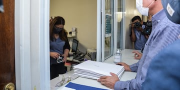 El ministro de Gobierno Víctor Ibáñez entrega en Mesa de Entrada de la Legislatura la información actualizada de los vacunados en la provincia de Mendoza. Gentileza Gobierno de Mendoza