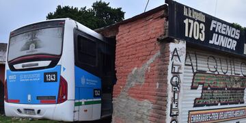 Un colectivo se incrustó en un taller mecánico y en una casa en Armada Argentina, de barrio Residencial Sur. (Ramiro Pereyra / La Voz)
