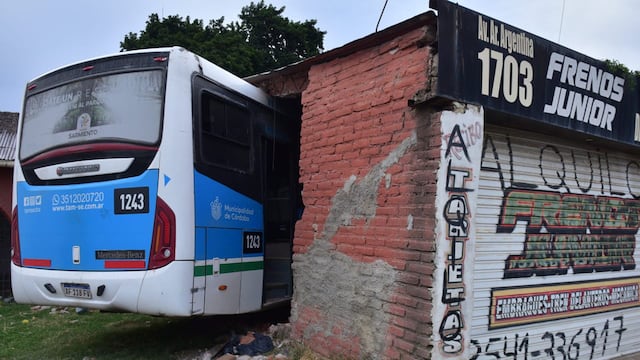 Un colectivo se incrustó en un taller mecánico y en una casa en Armada Argentina, de barrio Residencial Sur. (Ramiro Pereyra / La Voz)