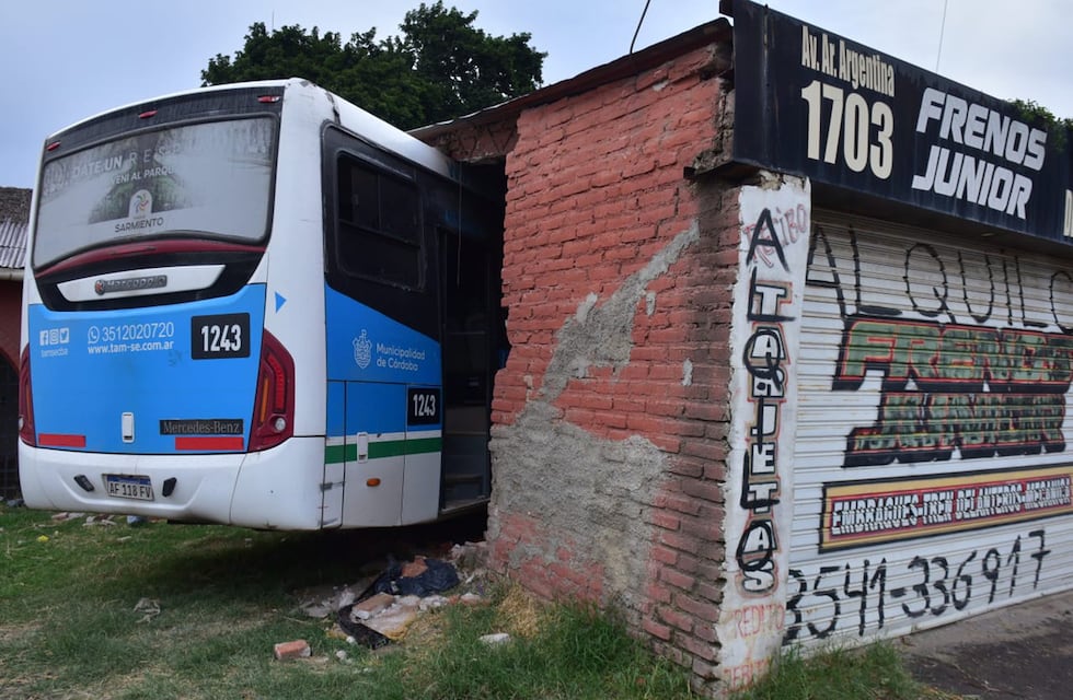 El director de Tamse aseguró que el chofer del colectivo que terminó dentro de un galpón “estaba en condiciones”