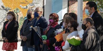 Con un diploma y un ramo de flores once mujeres de la localidad fueron reconocidas como "Mujeres Malvineras del Cañadón".