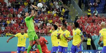 Alisson, arquero de Brasil, pasó algunos sobresaltos en el inicio del segundo tiempo. (AP)