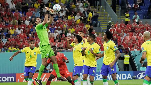 Alisson, arquero de Brasil, pasó algunos sobresaltos en el inicio del segundo tiempo. (AP)