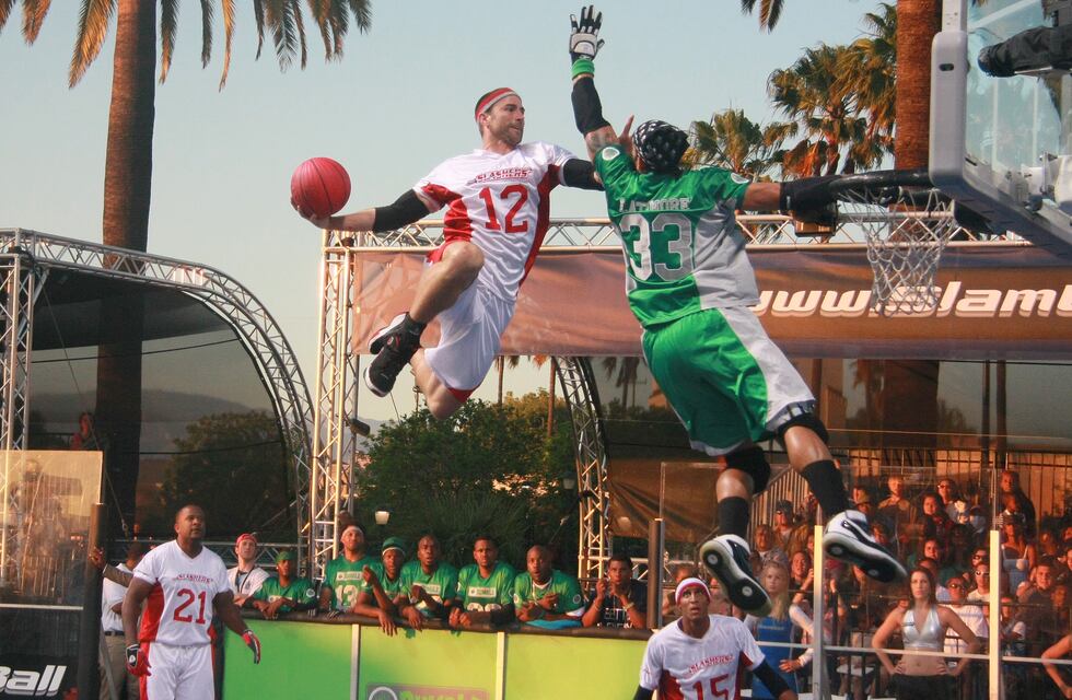 Slamball: el deporte extremo que combina básquet, fútbol americano y karate