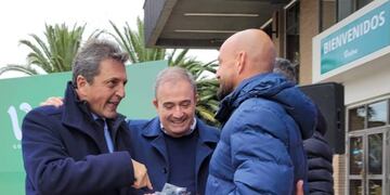 El exintendente de Tigre se llevó una camiseta albiceleste de regalo después la inauguración de Terminal de Ómnibus.