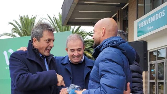 El exintendente de Tigre se llevó una camiseta albiceleste de regalo después la inauguración de Terminal de Ómnibus.