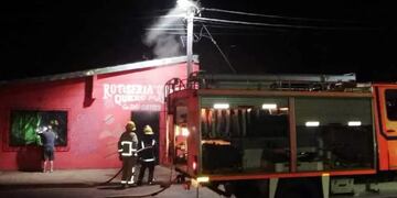 Dejaron la cocina encendida de un comercio y casi se incendió el local.