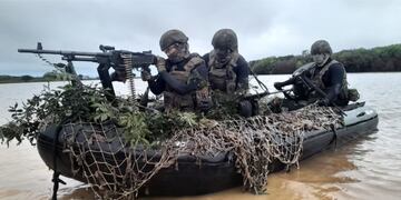 Bote del Ejército Argentino durante los ejercicios realizados en la zona del accidente.