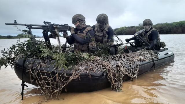 Bote del Ejército Argentino durante los ejercicios realizados en la zona del accidente.
