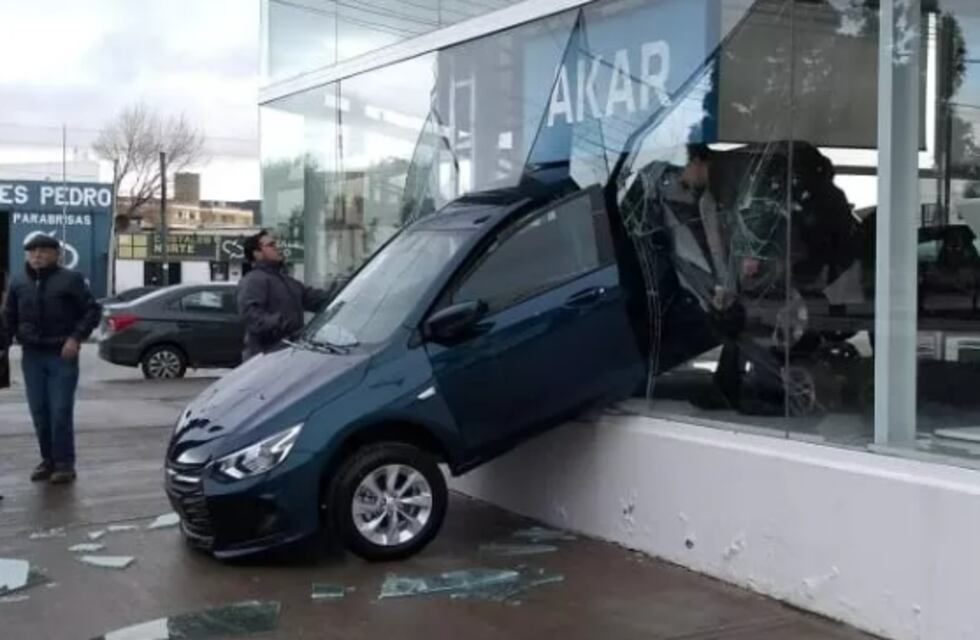 Insólito: un empleado de la concesionaria de Chubut fue quien dejó encrustado en la vidriera el auto 0 km