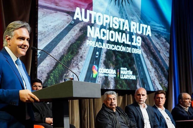 El gobernador Martín Llaryora en el acto de la preadjudicación de la obra para completar la Autopista 19 (Prensa Gobierno de Córdoba)