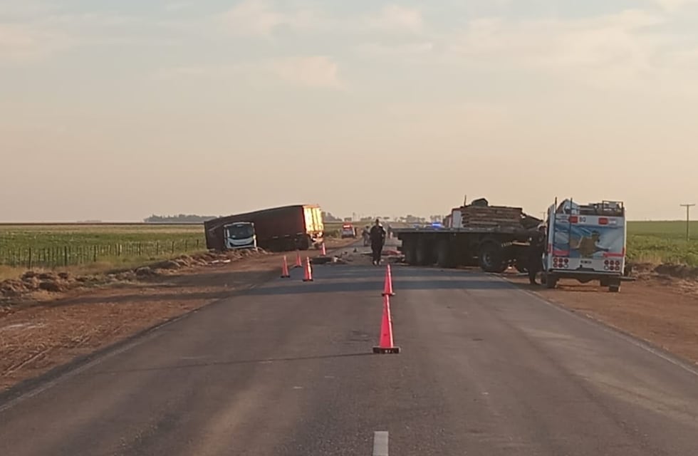 Córdoba fatal: dos camiones chocaron de frente y un conductor falleció