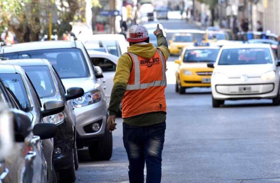 Violencia sin control en Córdoba: se negó a pagarle una cuota mensual a un naranjita y le destruyó el auto